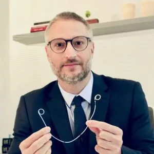 Dr. Daniel Hampl segurando um cateter duplo J no consultório
