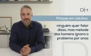 Dr. Daniel Hampl, urologista, no consultório, com o título fimose em adultos